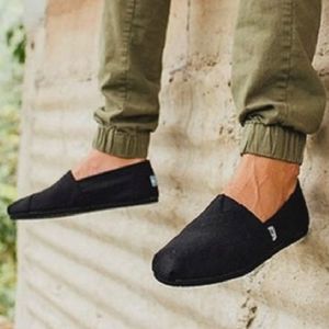 Black Canvas Toms